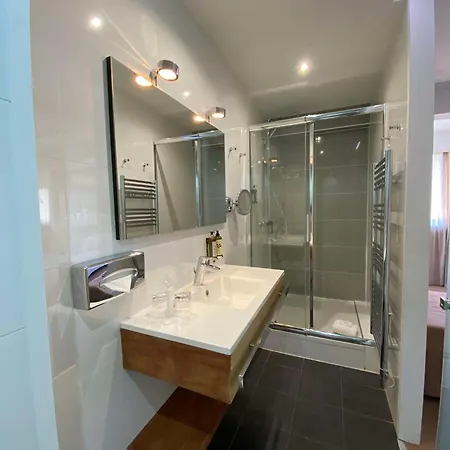 Western La Rade Hotel 3*