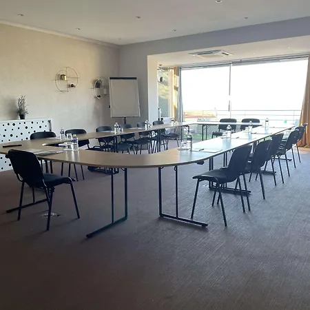 Western La Rade מלון