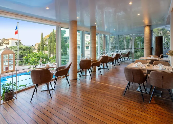 Hotel Western La Rade 3*