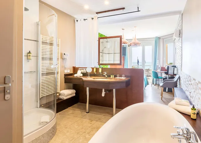 Hotel Western La Rade 3*